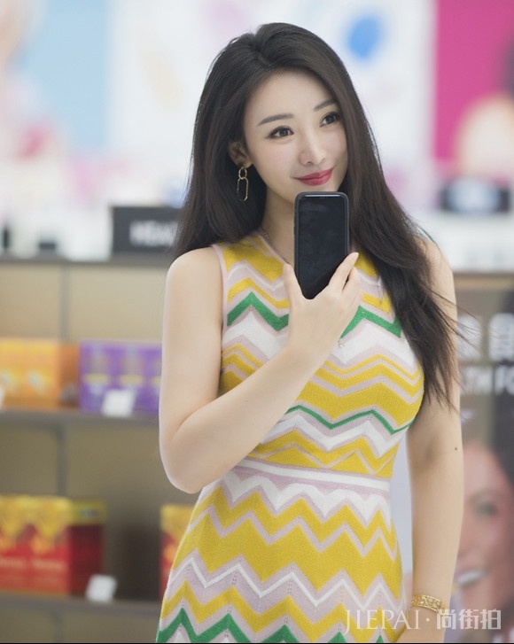 柳岩穿衣走起保守风,依旧好看