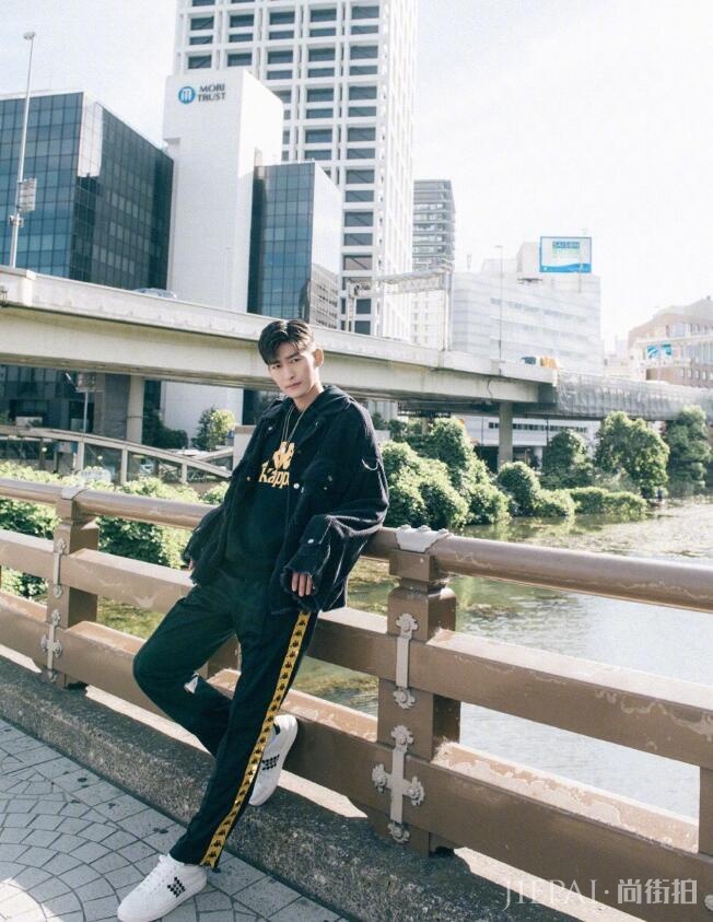 张翰分手后风格差太多 穿运动装清新帅气