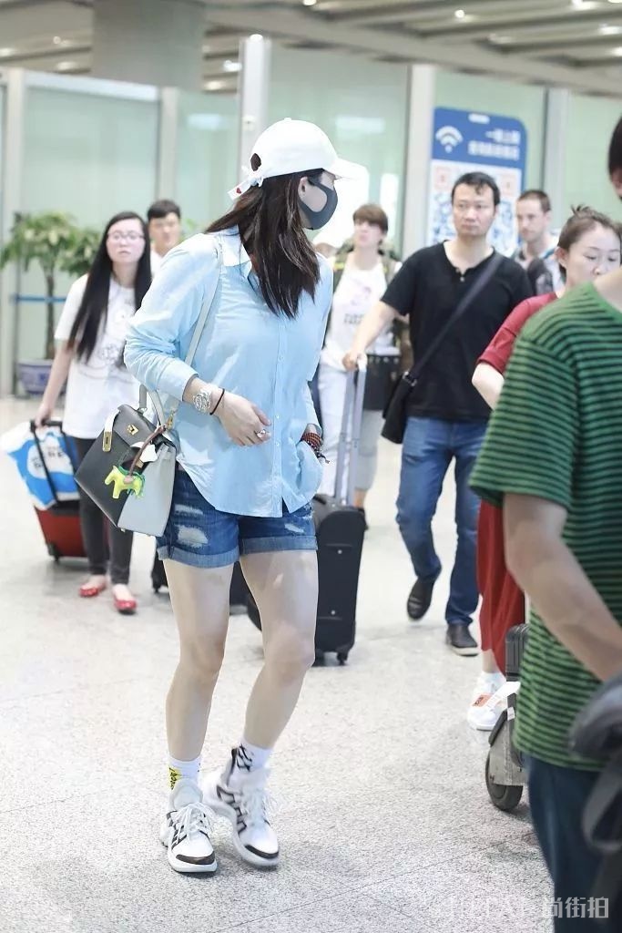 蒋欣近期机场街拍，不追求骨感美，穿着自信舒服！