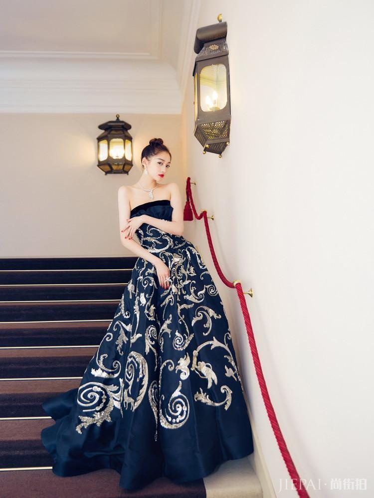 关晓彤走红毯黑金蓬蓬裙显老土气