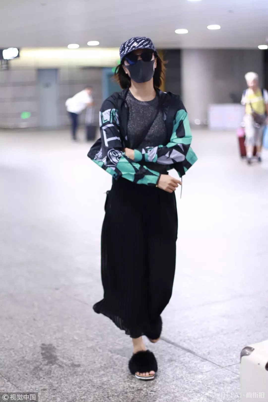 明星机场街拍 穿衣像吴宣仪张韶涵这样最酷!