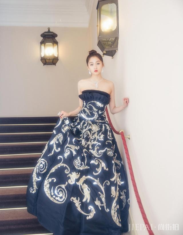 关晓彤走红毯黑金蓬蓬裙显老土气