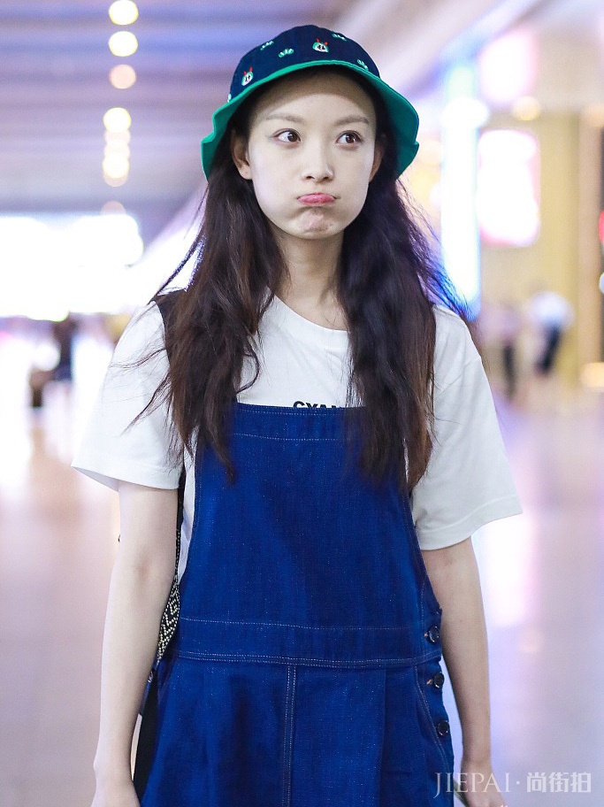 倪妮街拍换风格了?背带裤穿得太俏皮了,搭配双肩包清甜似学生!