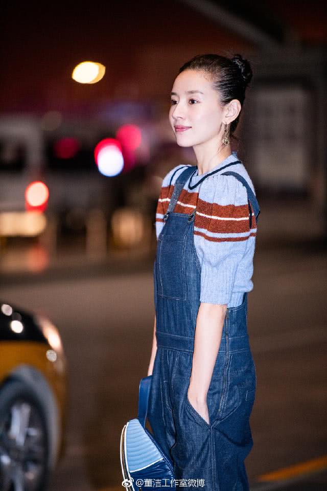 董洁身穿针织衫＋背带裤，38岁嫩回18岁，依旧是当年的冷清秋