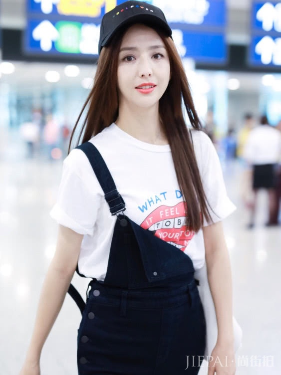 佟丽娅也太会玩了,把裤子另一边的纽扣全解开,瞬间变“腰精”!