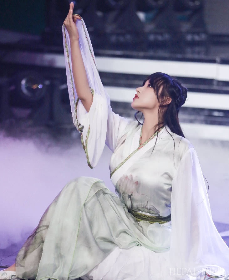 程潇吊环舞惊心动魄,穿4层纱裙,美艳动人