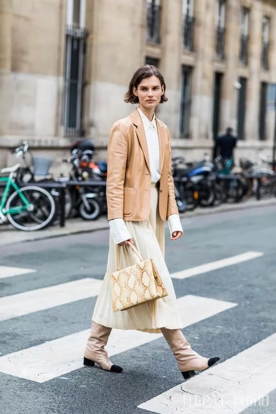 欧美街拍 潮人用皮衣支撑起整个秋天气场