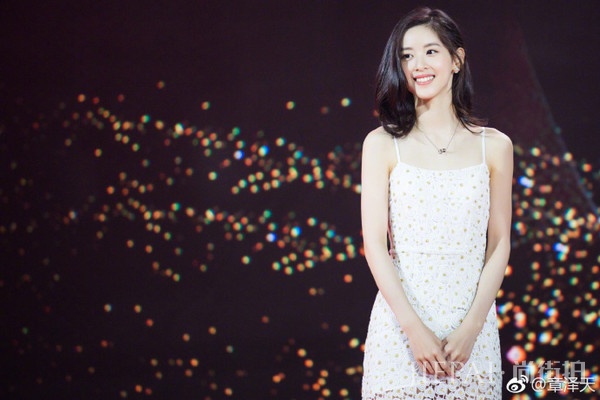 奶茶妹妹章泽天不仅人生开挂,衣品也从小土妹一跃成白富美?