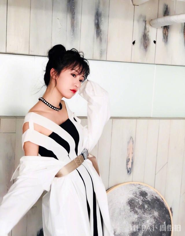 李念的造型师是超市大妈?白色裙子像纸巾连成的