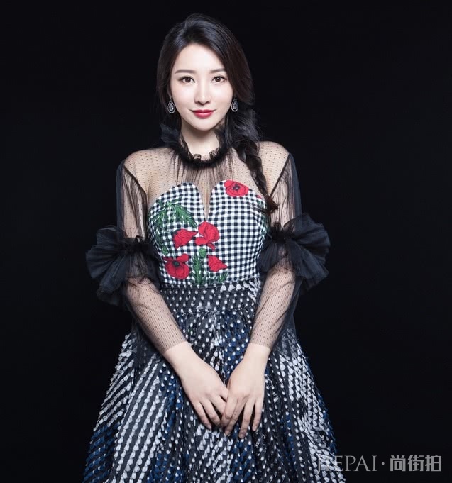 37岁的柳岩自曝感情生活很空白,目前仍旧是单身一人