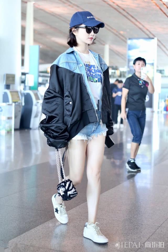 景甜机场街拍，她这身穿搭有个性又时髦，好看吗？