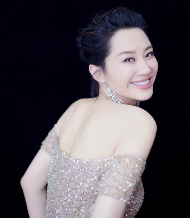 许晴真会穿,硬是把49岁穿成了29岁,简直像换了个人