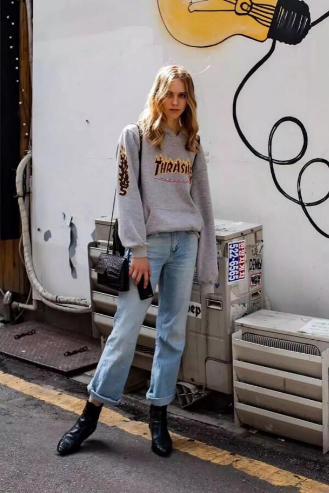 秋天卫衣这样搭配很流行,谁穿谁好看!