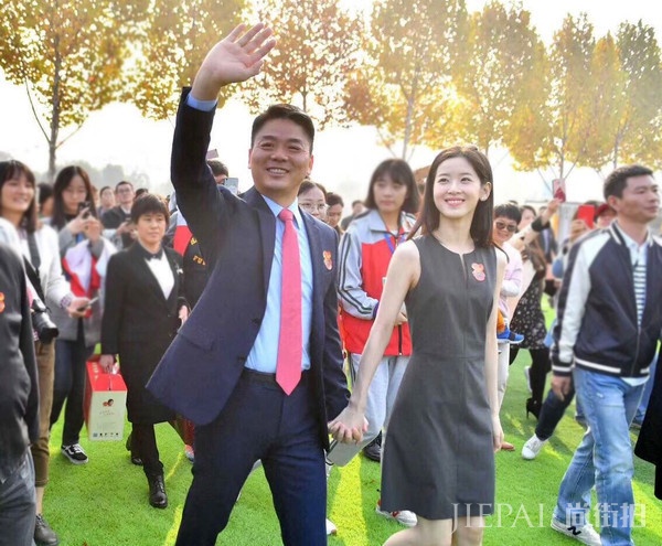奶茶妹妹章泽天不仅人生开挂,衣品也从小土妹一跃成白富美?