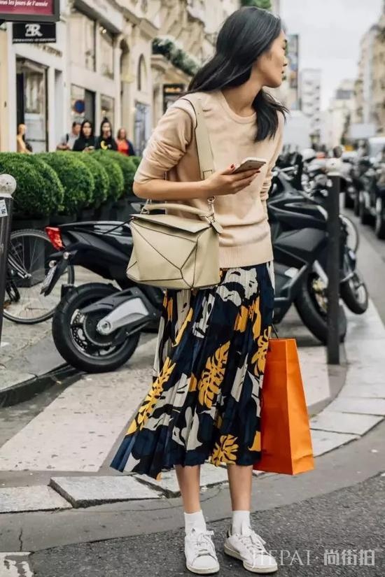 卫衣+裙子 秋天穿衣打扮的王炸组合！