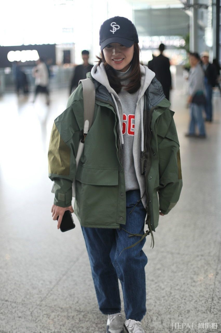 早秋毛衣救了董洁,搭配平底鞋,谁还敢说她老气?