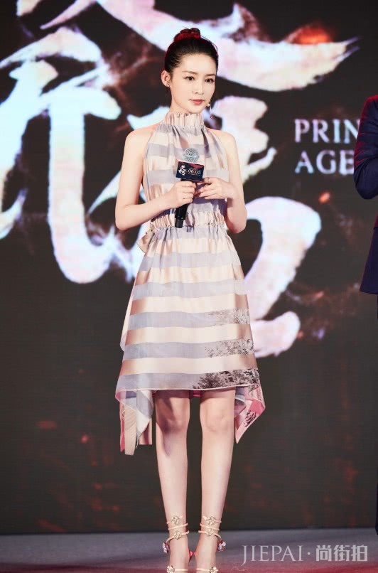 李沁穿“肚兜裙”抢镜,竟还在裙子洒上墨汁?出乎意料好看!
