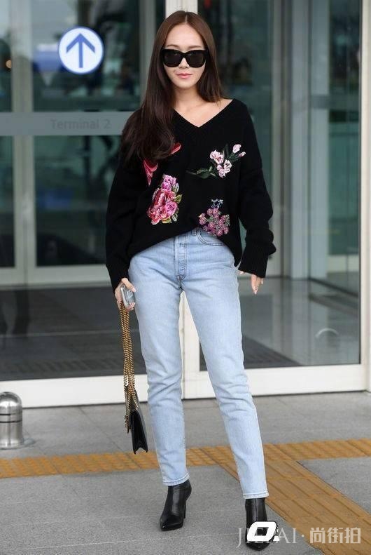 郑氏姐妹启程时装周，秀妍撞衫孙怡输惨，秀晶穿短裙难掩小粗腿