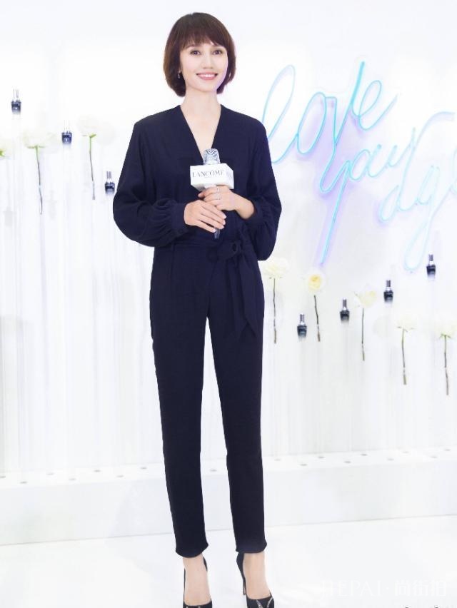 袁泉是多喜欢纯色套装？白的穿完换黑的，实打实衣架子啊