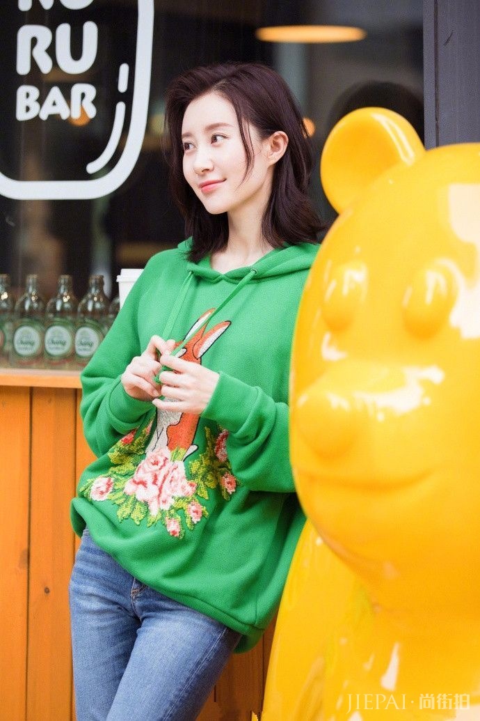 舒畅能歌善舞,小丑鱼裙秀技能