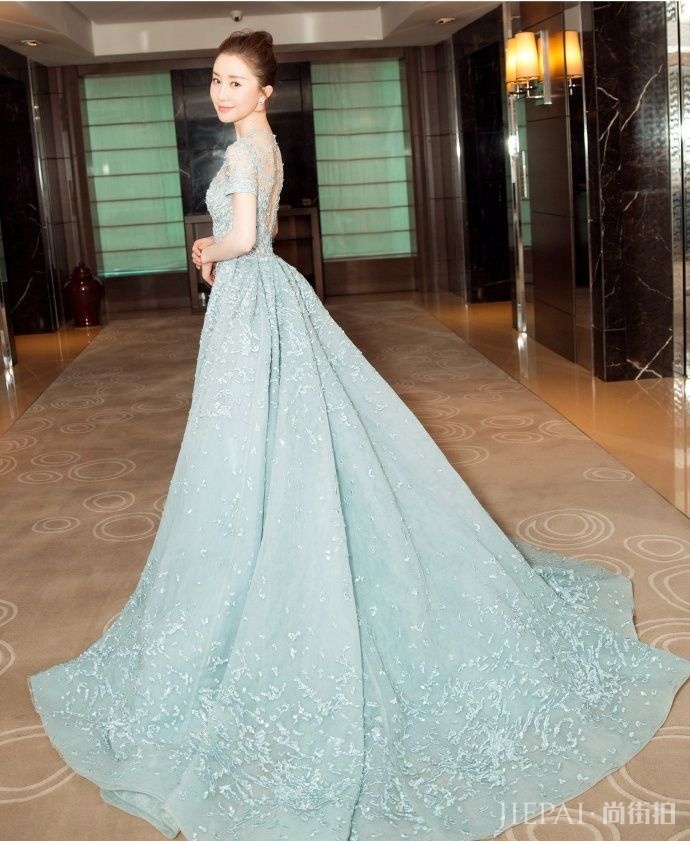 舒畅能歌善舞,小丑鱼裙秀技能