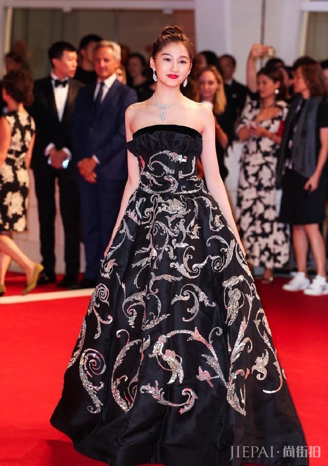 关晓彤走红毯黑金蓬蓬裙显老土气