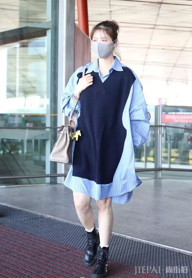 蒋欣近期机场街拍，不追求骨感美，穿着自信舒服！