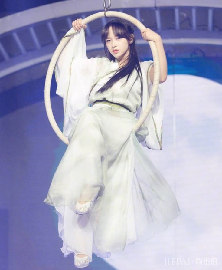 程潇吊环舞惊心动魄,穿4层纱裙,美艳动人