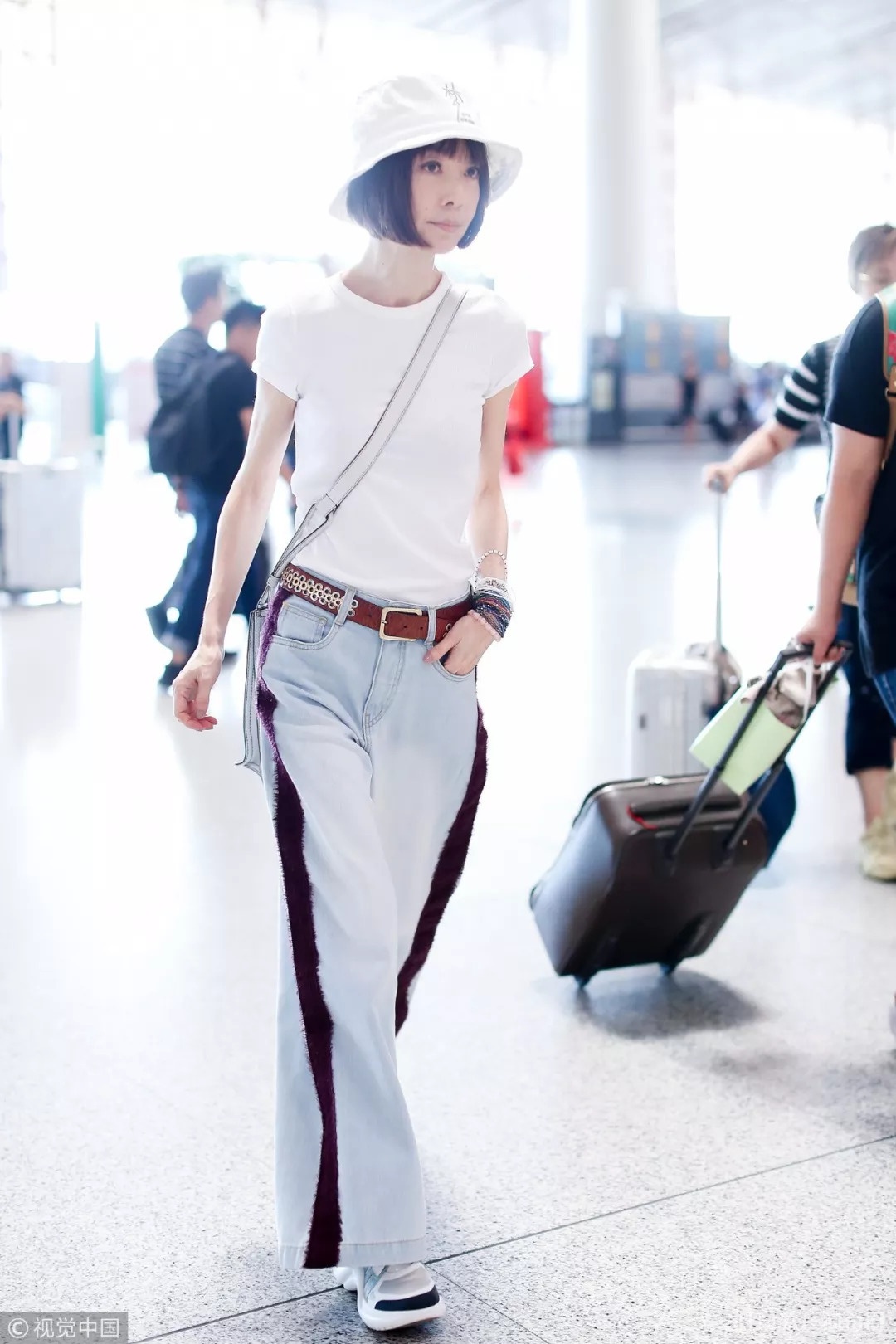 明星机场街拍 穿衣像吴宣仪张韶涵这样最酷!