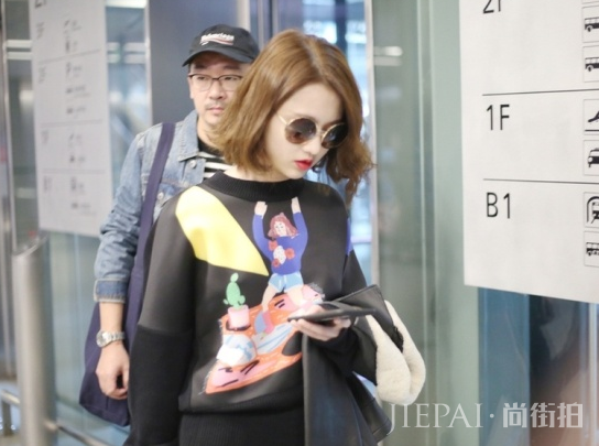 “谋女郎”张慧雯现身机场,早秋卡通毛衣,穿的有点多啊