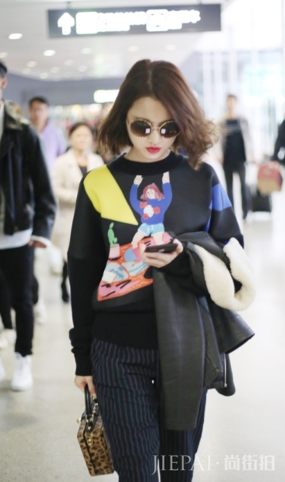 “谋女郎”张慧雯现身机场,早秋卡通毛衣,穿的有点多啊