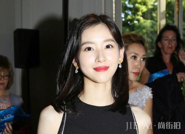 奶茶妹妹章泽天不仅人生开挂,衣品也从小土妹一跃成白富美?