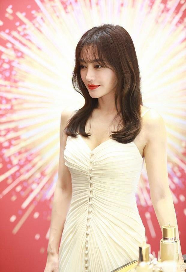 秦岚又换新发型，空气刘海甜到炸，气质女神秒变软萌少女