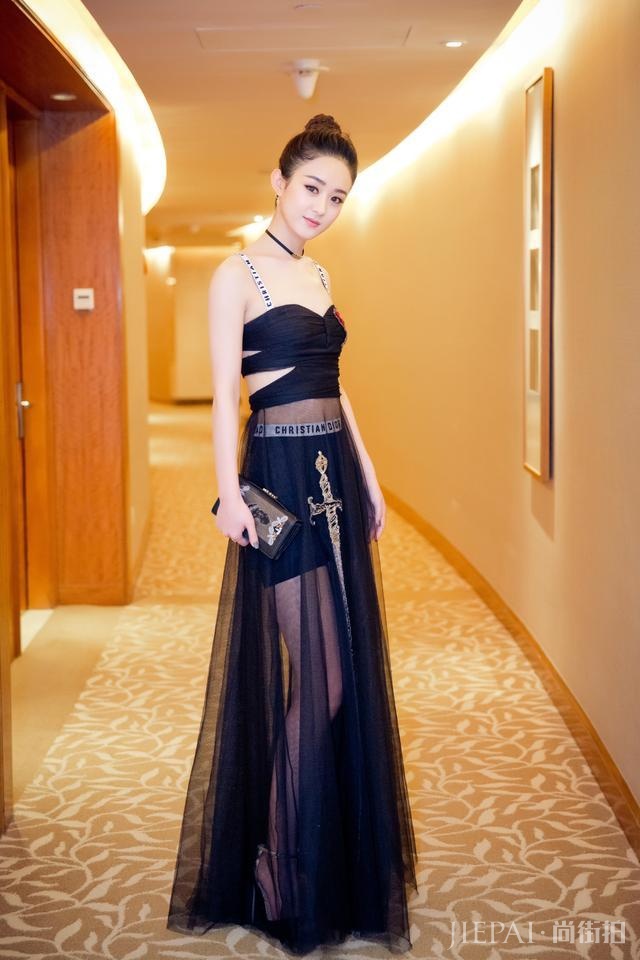 赵丽颖不好好扎丸子头,穿黑纱大摇大摆,女神美美的