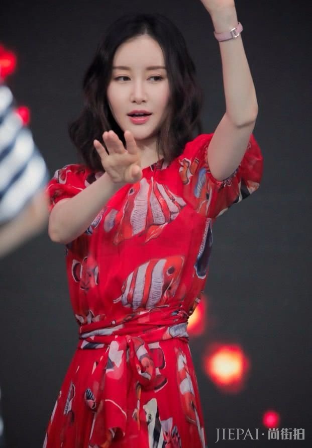 舒畅能歌善舞,小丑鱼裙秀技能