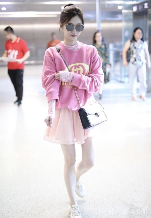 江疏影机场街拍,这一身粉色装扮真是“嫩出水”了
