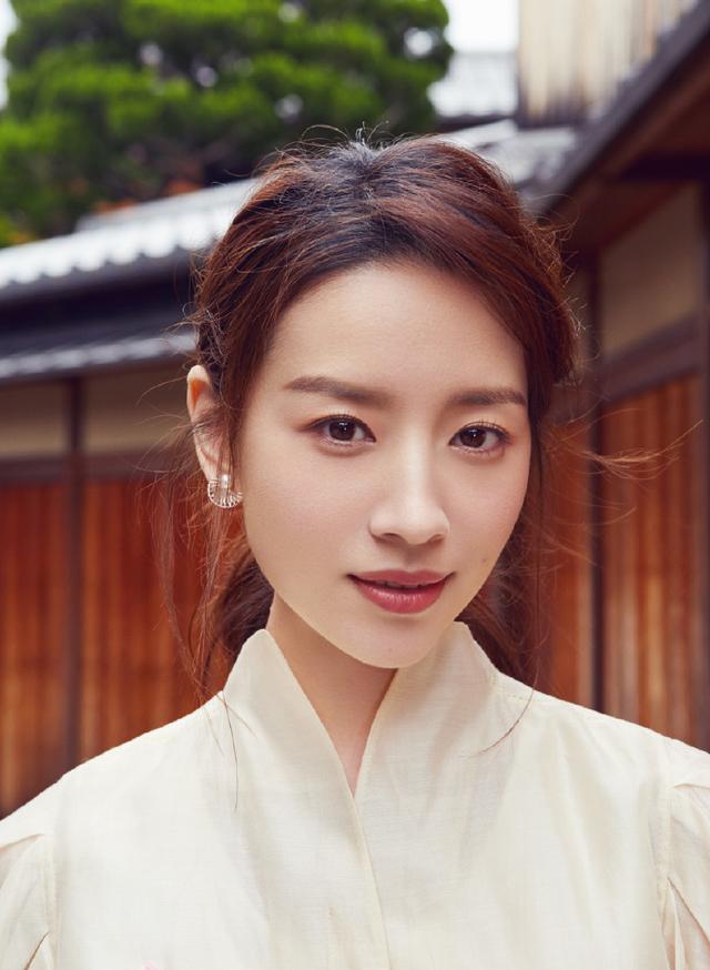 董洁身穿针织衫＋背带裤，38岁嫩回18岁，依旧是当年的冷清秋