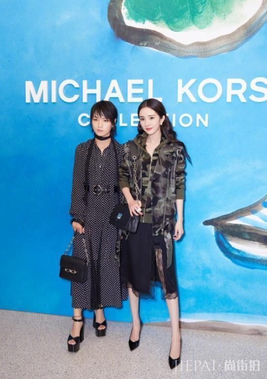 周笔畅越来越会打扮了,脖子上的绳子很别致!