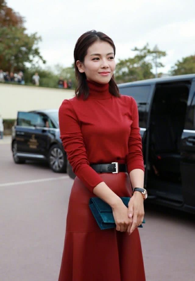 刘涛40岁还这么霸气！身穿红色连衣裙亮相，御姐范儿十足