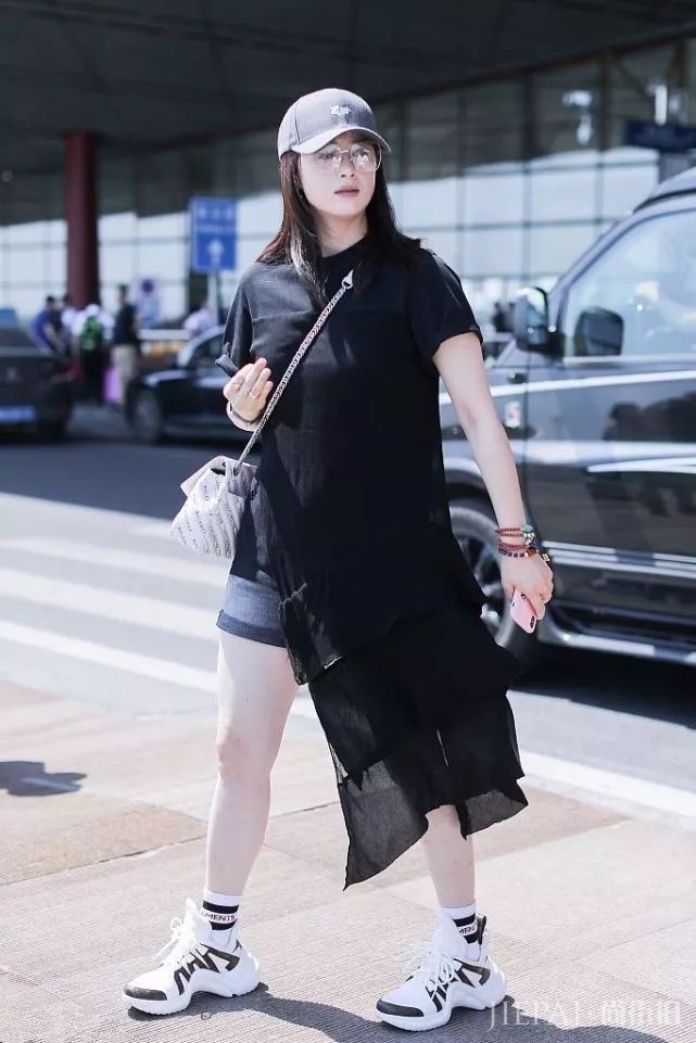 蒋欣近期机场街拍，不追求骨感美，穿着自信舒服！