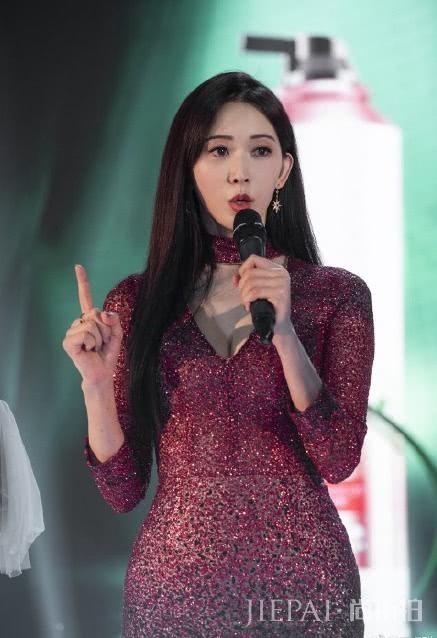 林志玲穿低胸裙秀傲人身材,但僵硬的脸粗壮的腰差点让人认不出