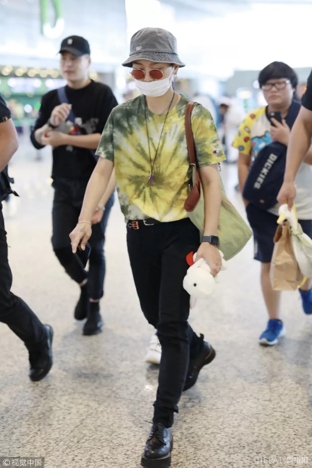 明星机场街拍 穿衣像吴宣仪张韶涵这样最酷!