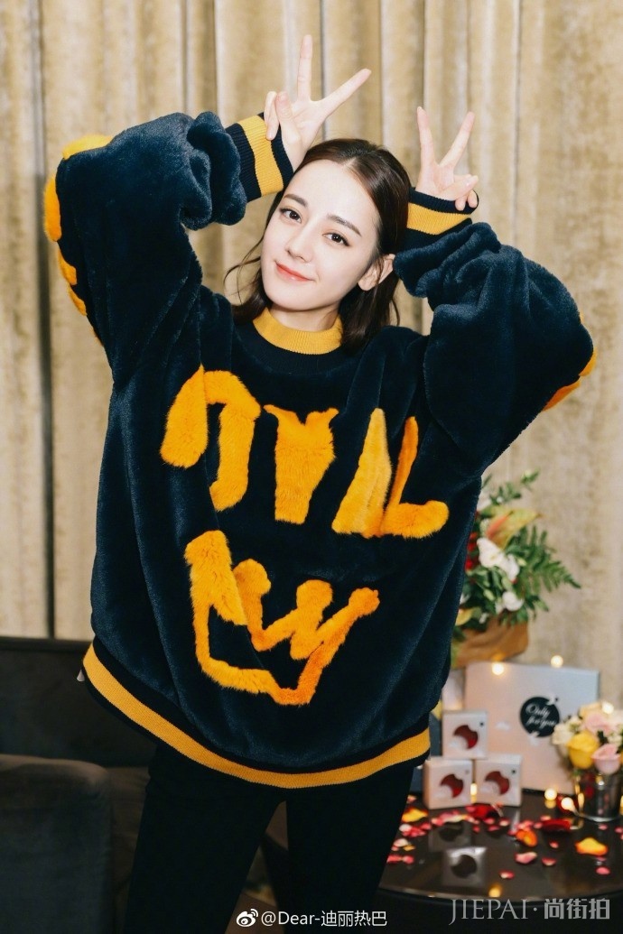 迪丽热巴喜提5000W粉 为粉丝门送上一波九宫格,很萌很可爱