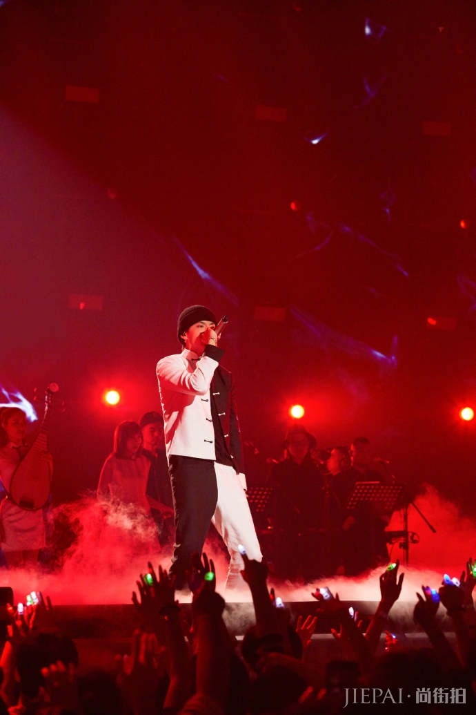 吴亦凡最新写真演绎中国风  黑白拼色唐装也很嘻哈范