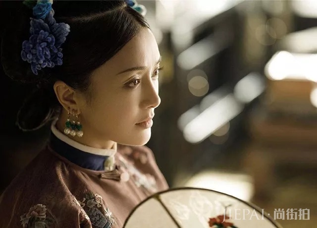 嫌礼服胸口深V太深,秦岚本人动手缝合