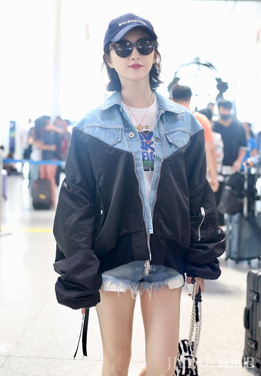 景甜“下半身失踪”秀大长腿 身材丰满有致，此时全场焦点