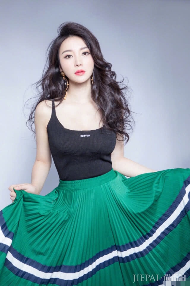 37岁的柳岩自曝感情生活很空白,目前仍旧是单身一人