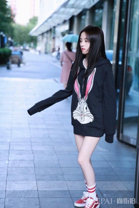 鞠婧祎把卫衣当连衣裙穿，人美怎么搭配都好看！