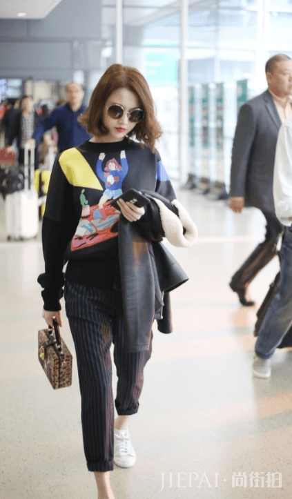 “谋女郎”张慧雯现身机场,早秋卡通毛衣,穿的有点多啊