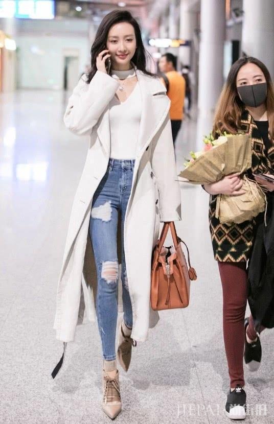 王鸥穿衣接地气，一件长款衬衫裙轻松穿出邻家姐姐的味道！